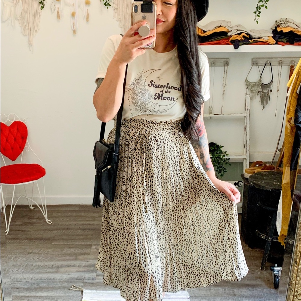 Small-3x‼️😍 Sisterhood of the Moon Graphic Tee - Picture 5 of 5